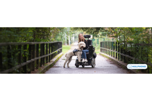 Vrouw in rolstoel samen met een hulphond 