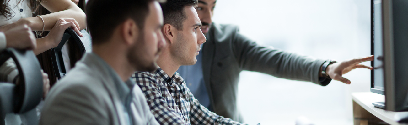 Mannen in corporate werkkleding 